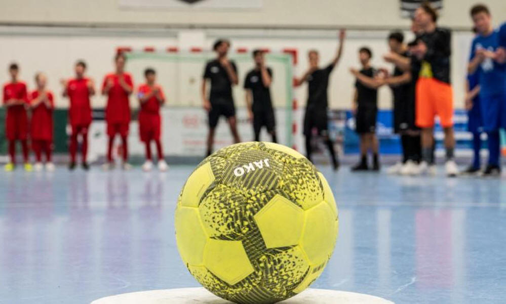 Ein Bild, das Ball, Sportausrüstung, Person, Fußball enthält.

Automatisch generierte Beschreibung